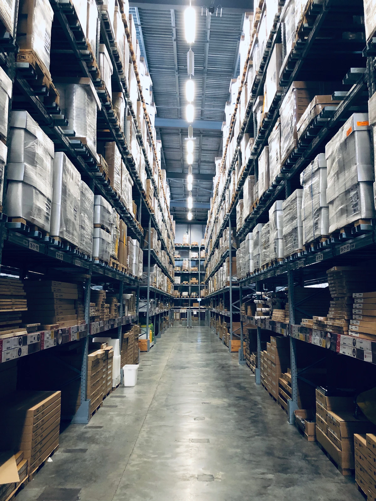 Multi-store warehouse with transfer pallets